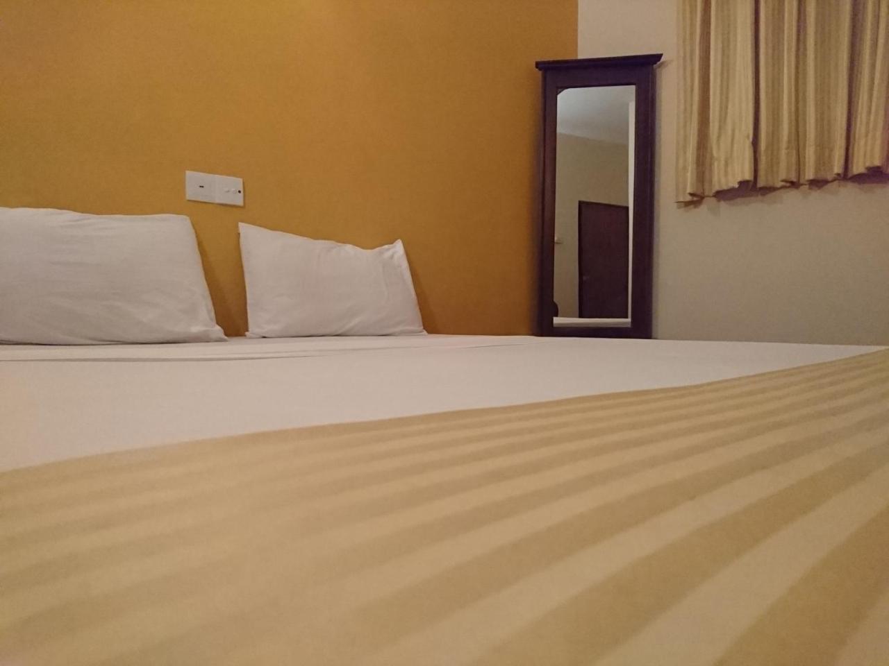 Hotel Shiva Rest Katharagama à Kataragama Extérieur photo