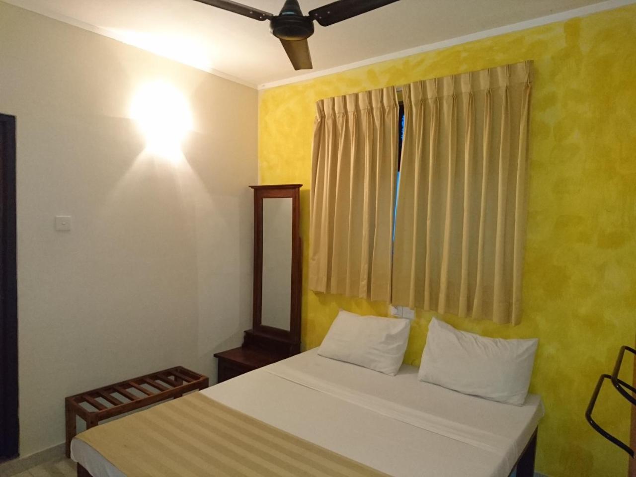 Hotel Shiva Rest Katharagama à Kataragama Extérieur photo